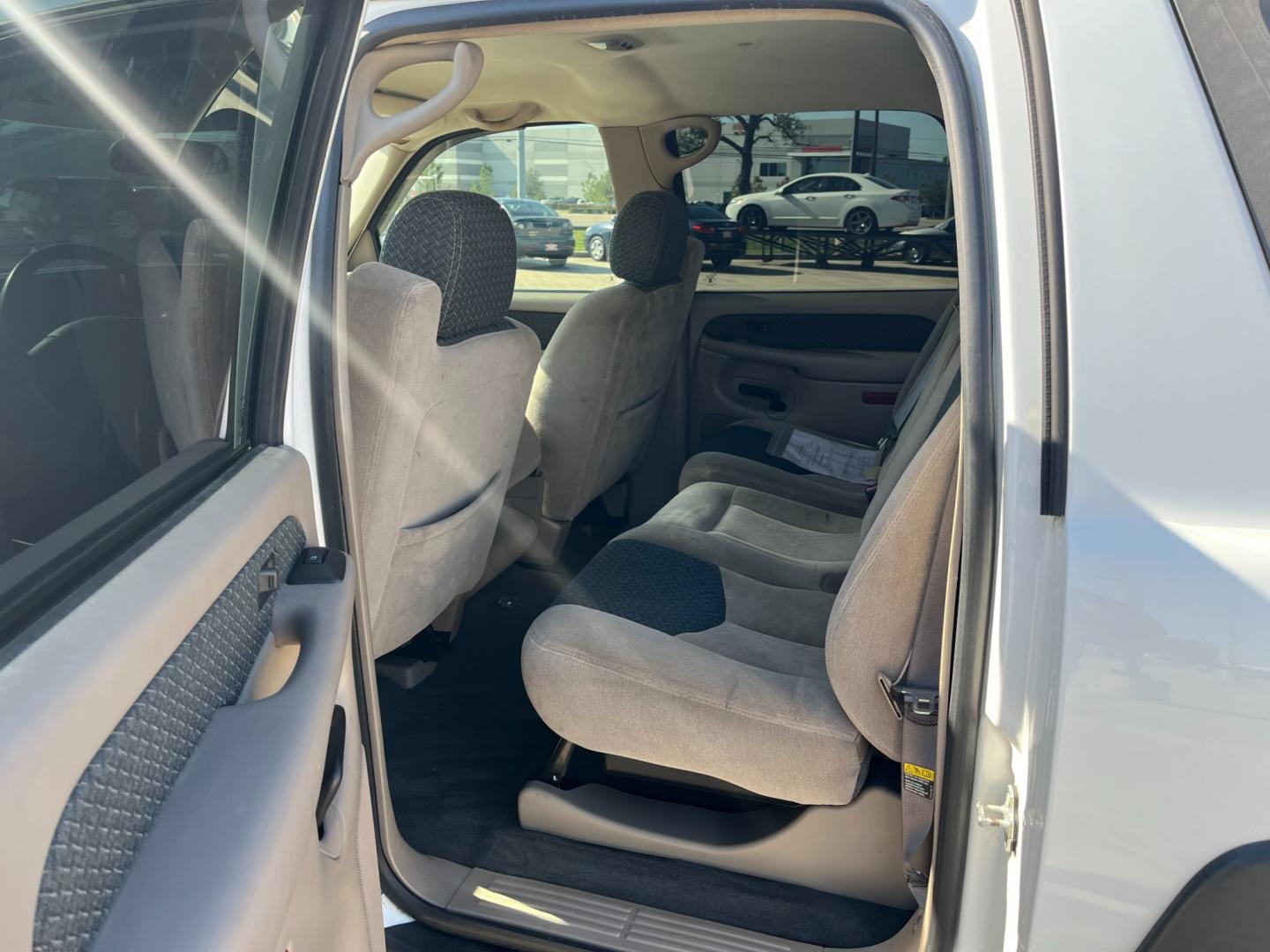 2004 white /gray Chevrolet Avalanche 1500 2WD (3GNEC12T84G) with an 5.3L V8 OHV 16V engine, 4-Speed Automatic Overdrive transmission, located at 14700 Tomball Parkway 249, Houston, TX, 77086, (281) 444-2200, 29.928619, -95.504074 - Photo#9